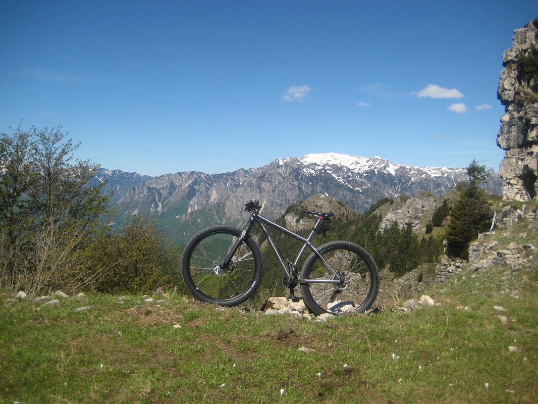 Rudy Fat 29+ in Italy at the top of "Monte Novegno", photo 1 of 2